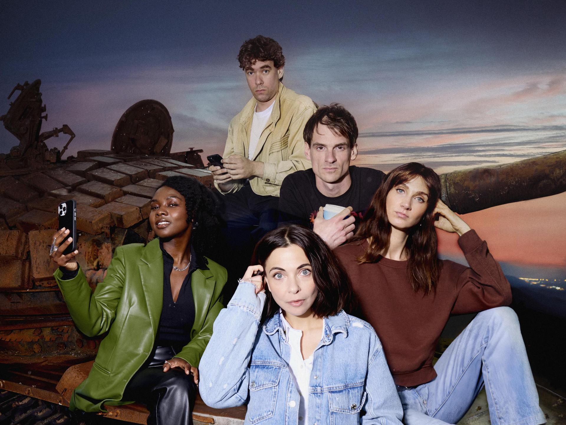 Campagnebeeld met cast - Millennial 1 - Vrede - Theater Oostpool